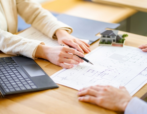 設計図を見ている