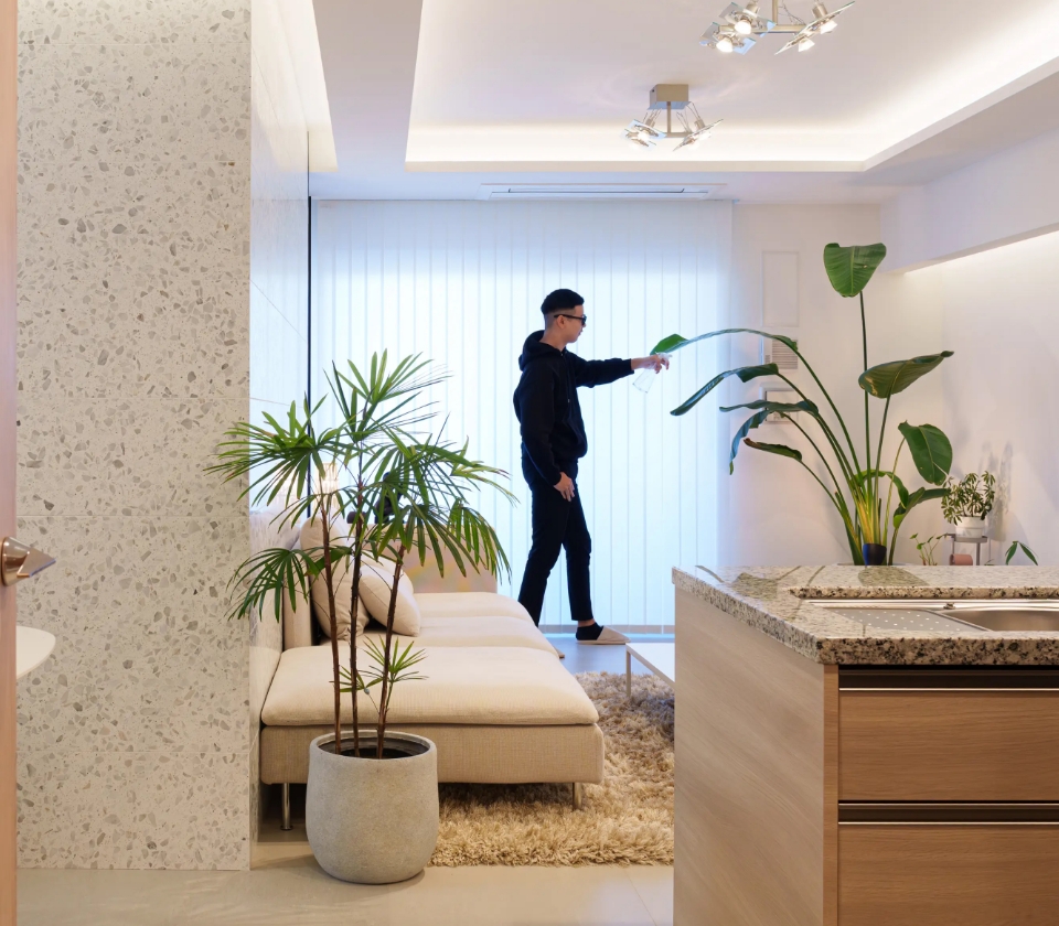 リビングでカーテンを開けている男性