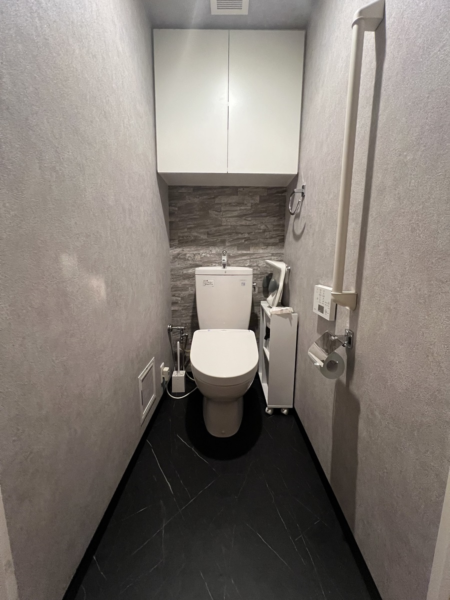 壁紙と床でかっこよく！トイレ内装リフォーム