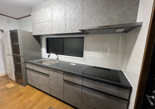 スタイリッシュなグレーキッチン