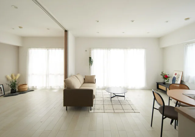 大開口ハイドアのあるリビング